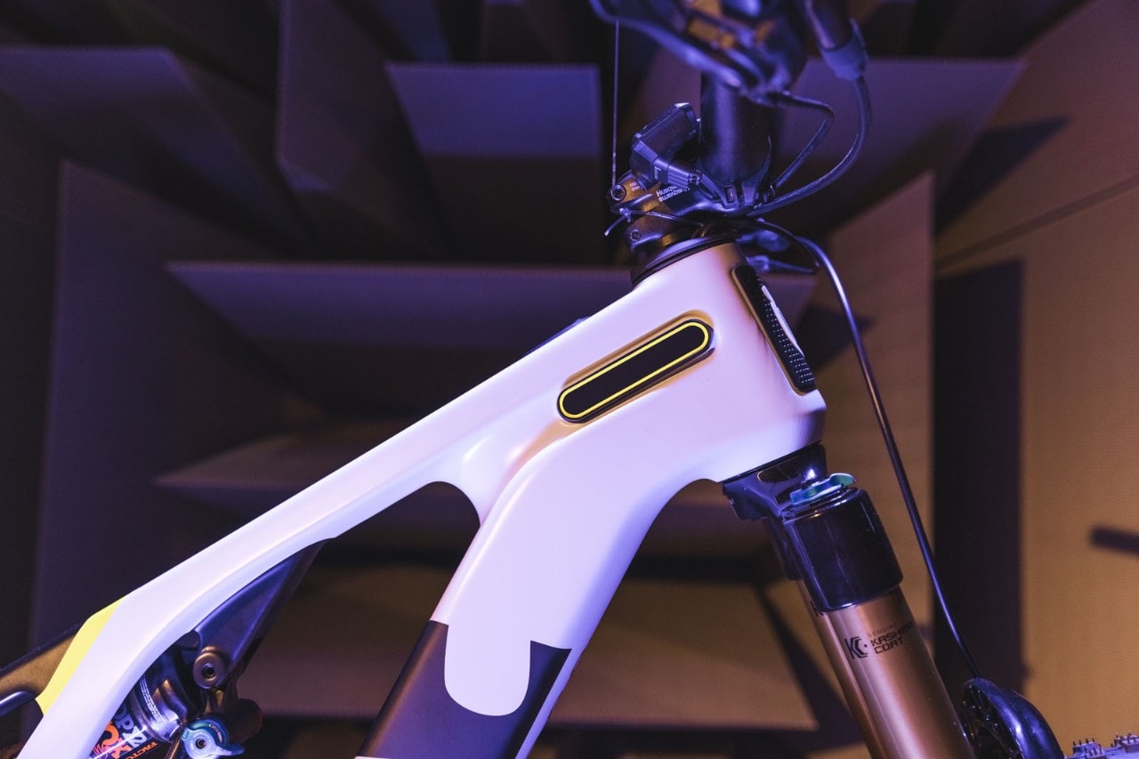 Husqvarna Mountain Cross: la nuova e-bike in carbonio dallo stile inconfondibile